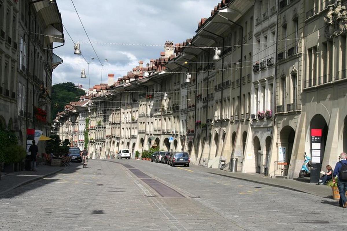 una strada cittadina vuota con edifici e automobili