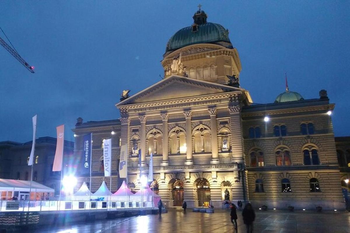 duży budynek z kopułą na szczycie w nocy