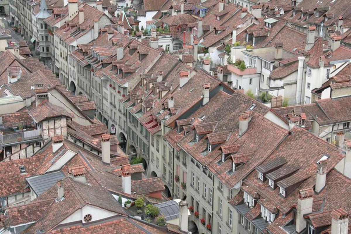 una vista dall'alto dei tetti degli edifici in una città