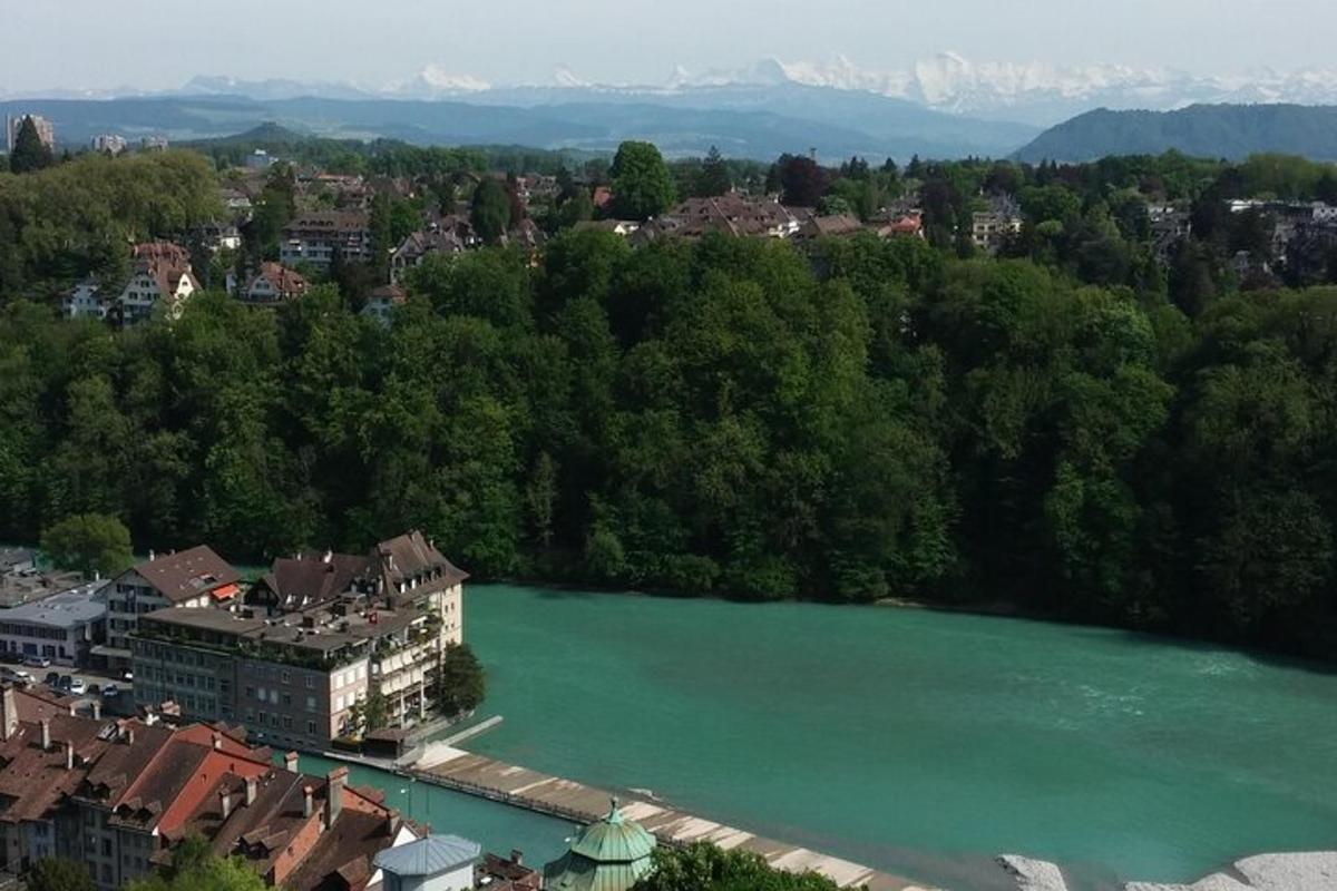 una vista aerea di un fiume in una città