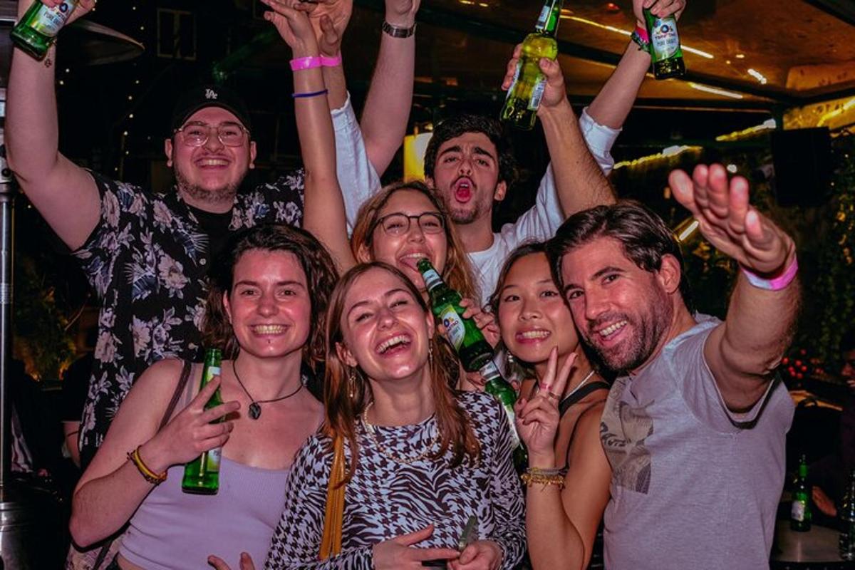Un grupo de personas sosteniendo botellas de cerveza.