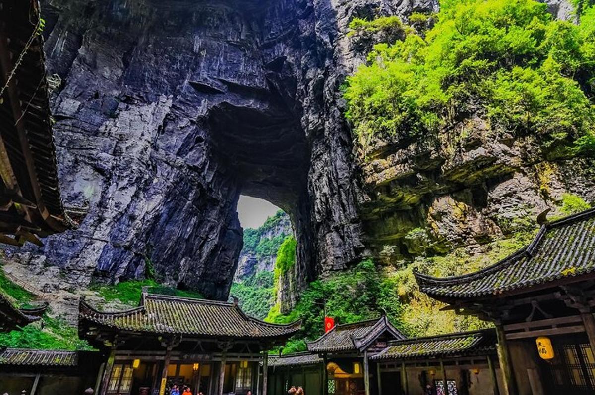 un arco in una montagna con edifici di fronte