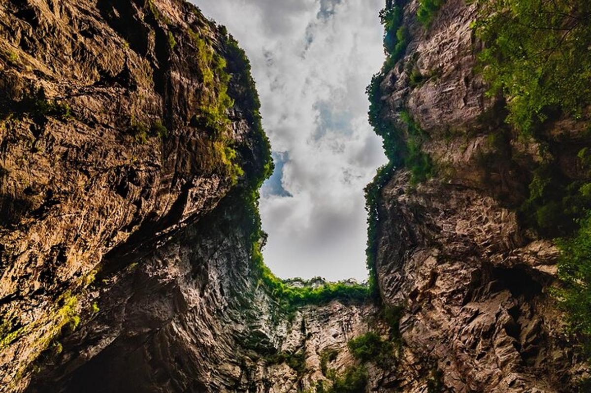una vista di un canyon in una montagna