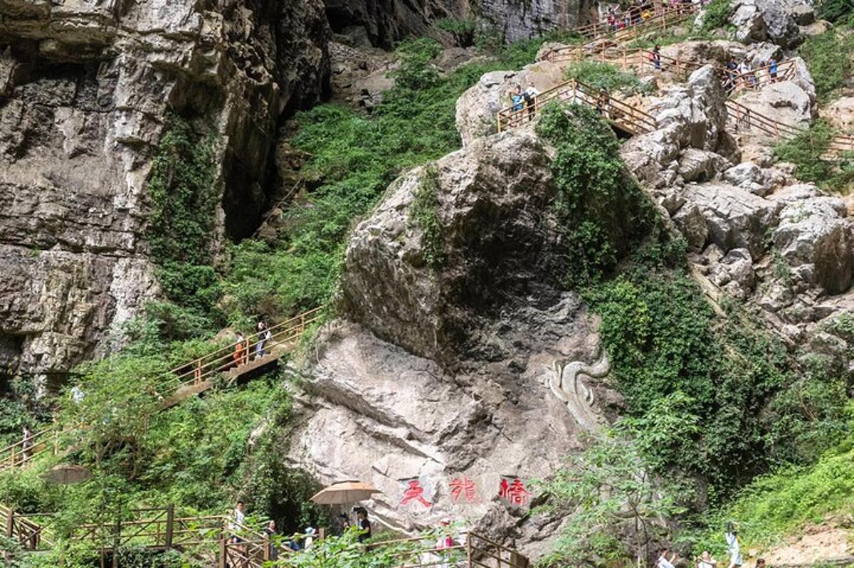 un gruppo di persone che camminano su una montagna rocciosa