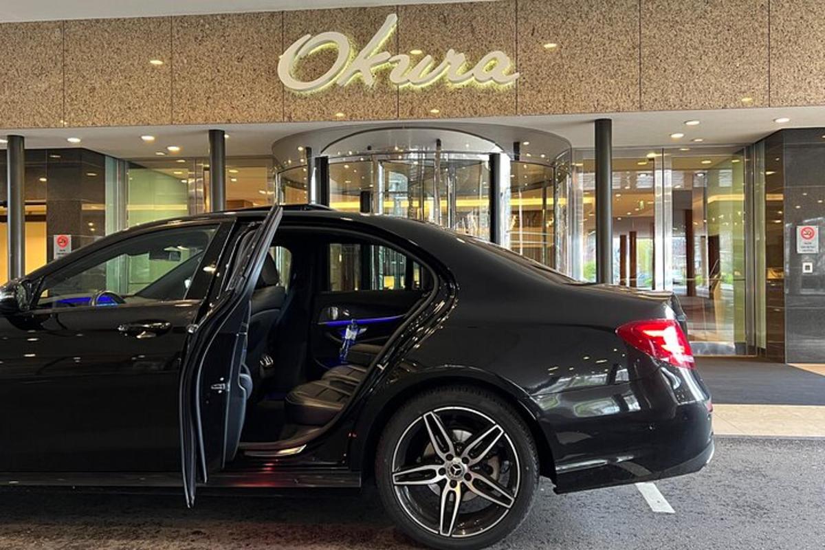 černé auto zaparkované před obchodem