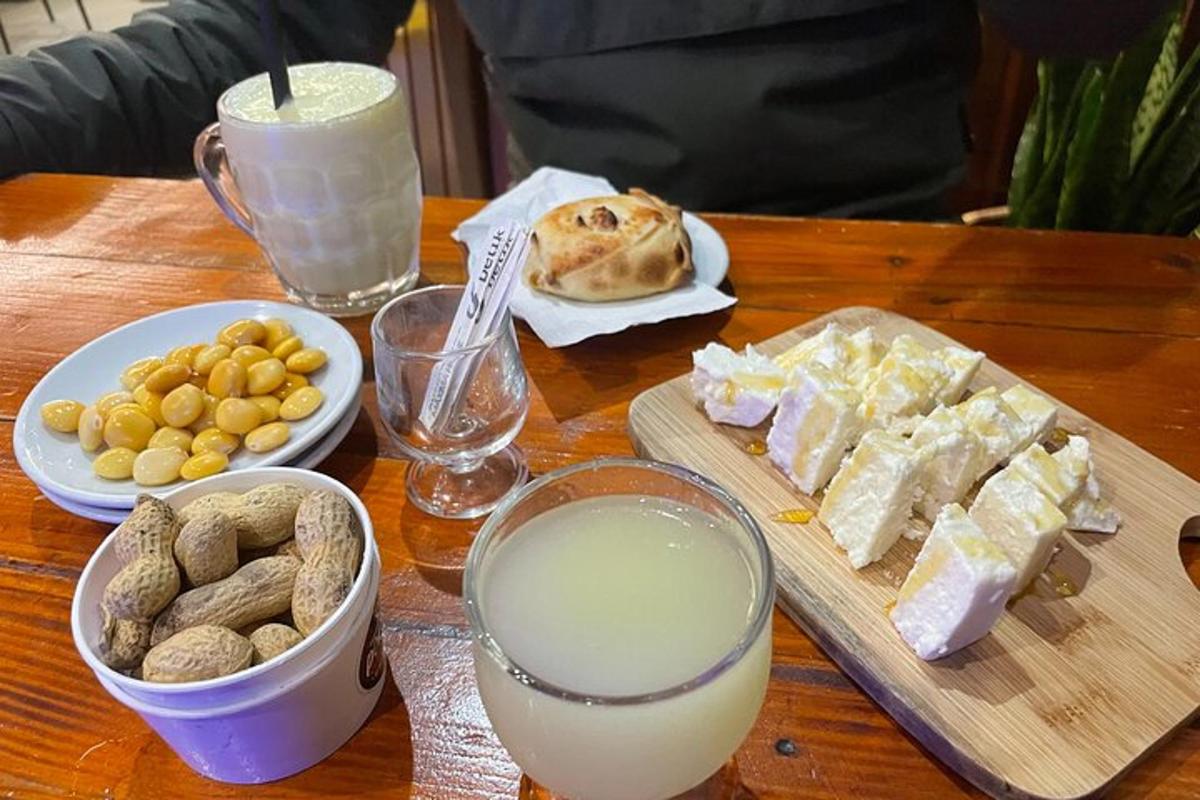koka galds ar sieru un maizi un glāzi piena