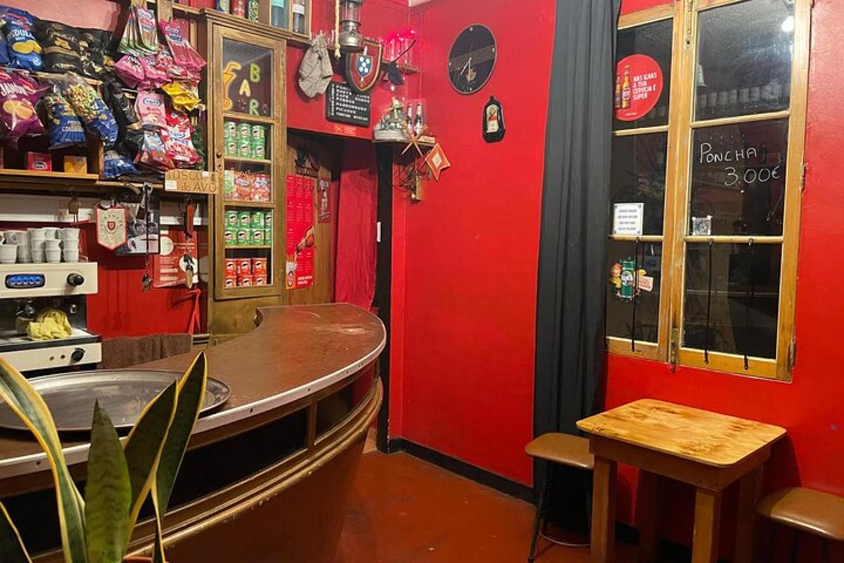 bar w restauracji z czerwoną ścianą