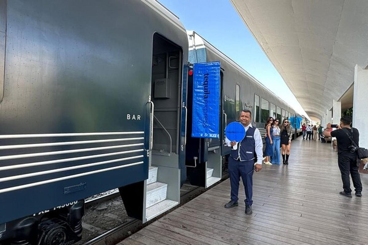 ένας άντρας που στέκεται σε μια πλατφόρμα δίπλα σε ένα τρένο