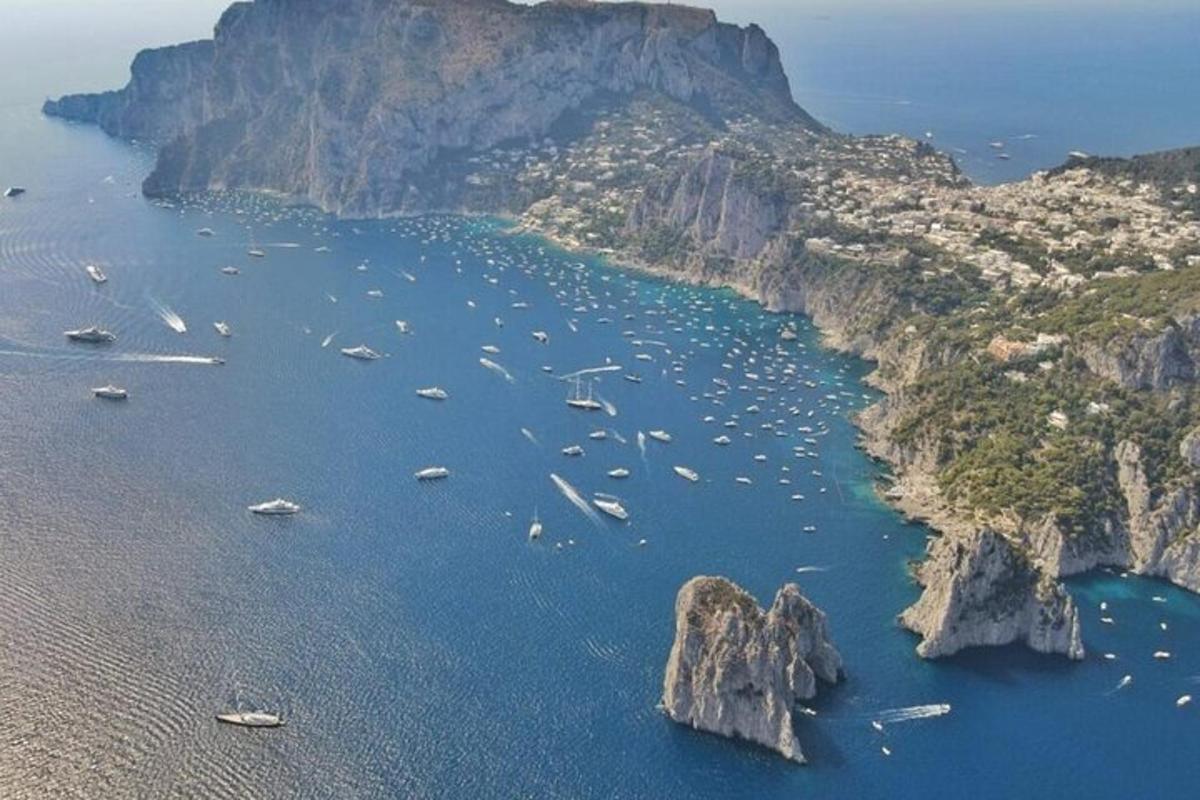 isang aerial view ng isang grupo ng mga bangka sa tubig