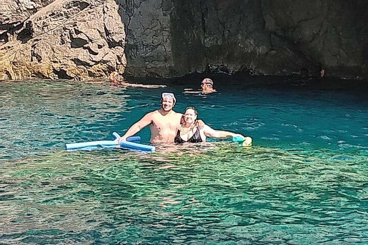 moški in ženska plavata v vodi