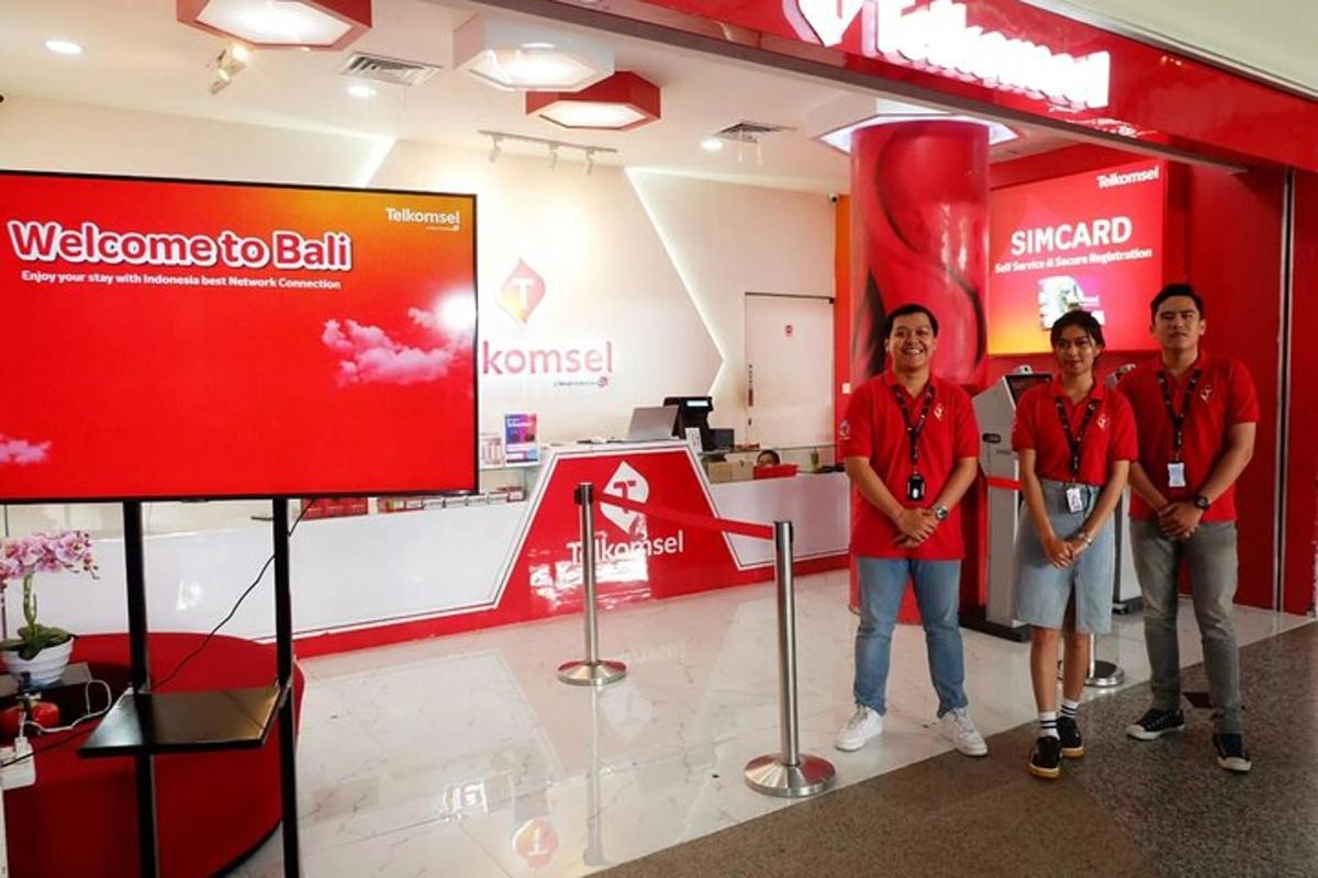 sekumpulan orang berdiri di hadapan acara sambutan bola