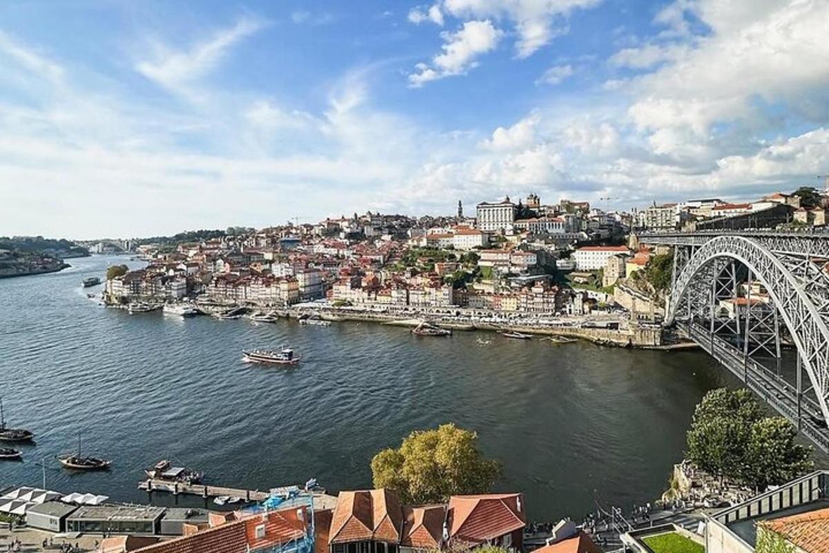 bir köprü ve bir şehrin bulunduğu bir nehrin görünümü