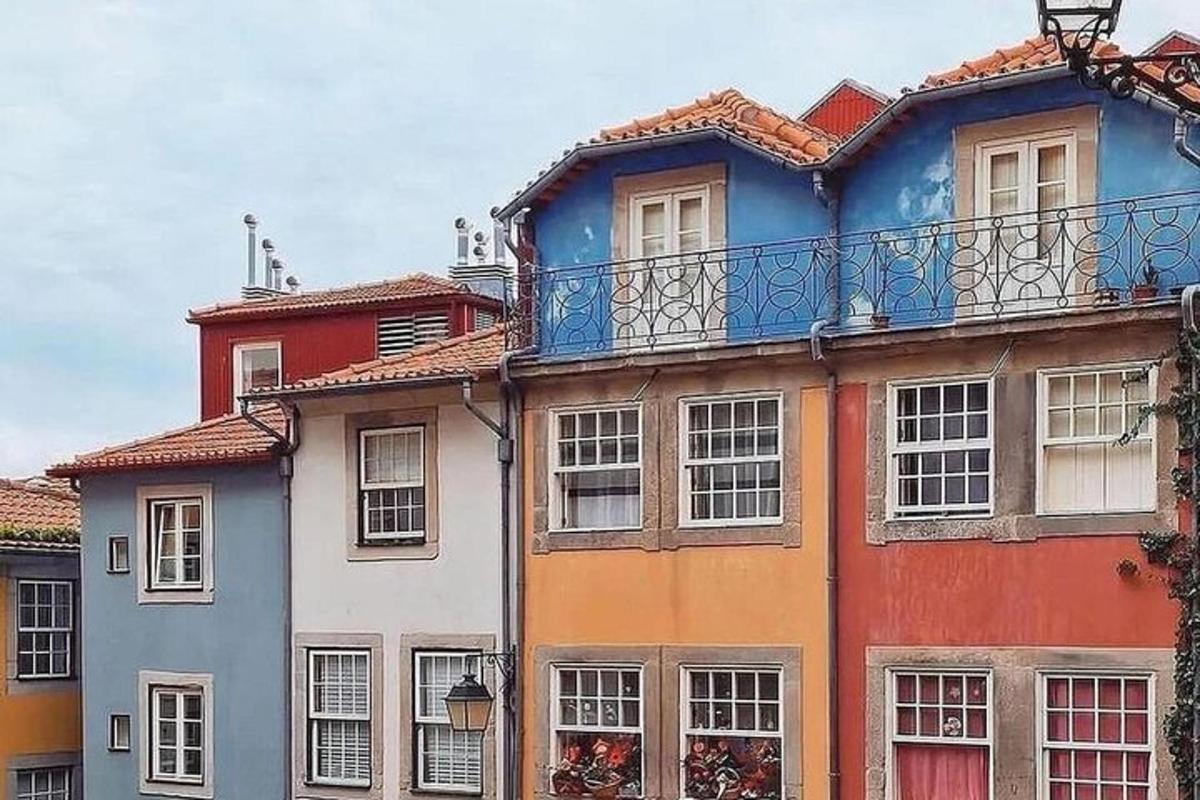 ein farbenfrohes Gebäude mit einem Balkon darauf