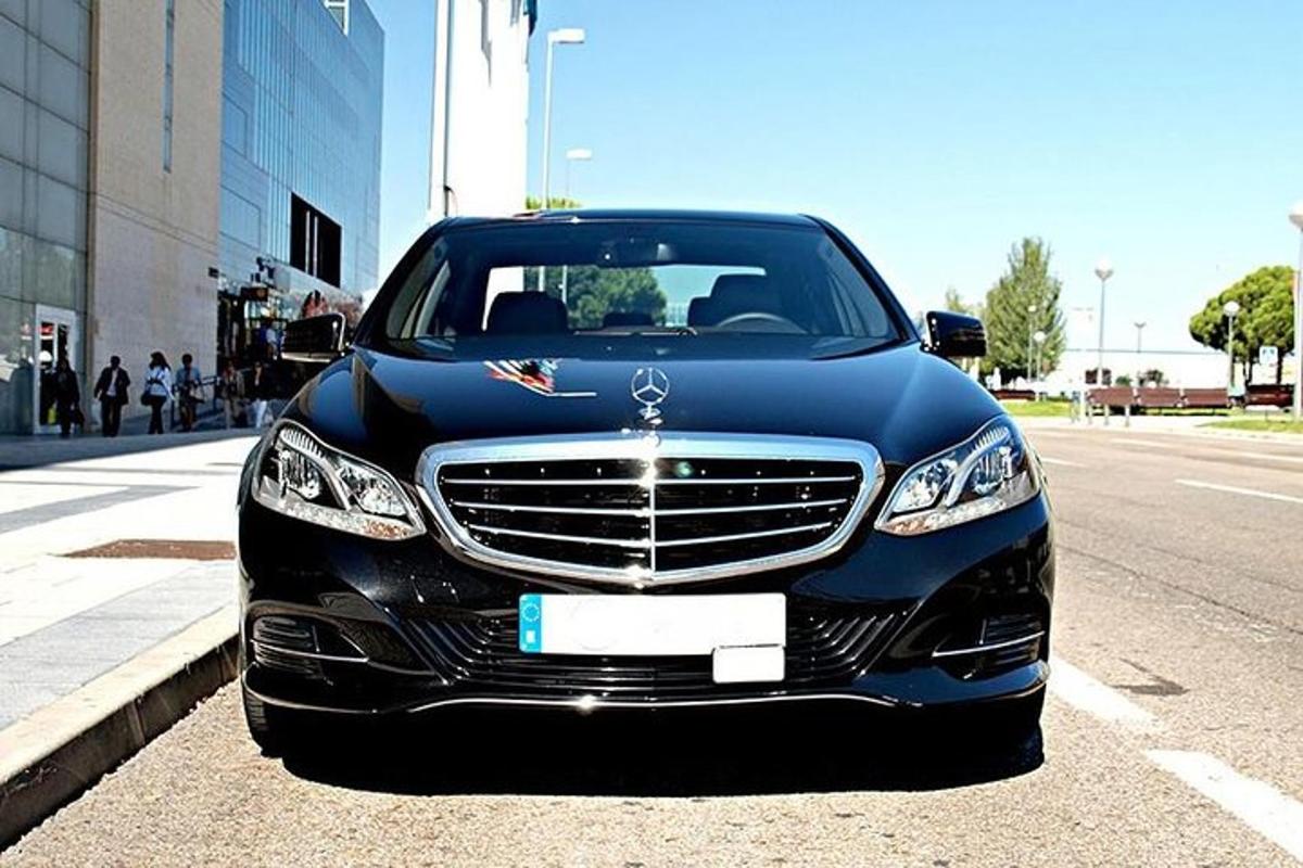 must auto pargitud tänava äärde
