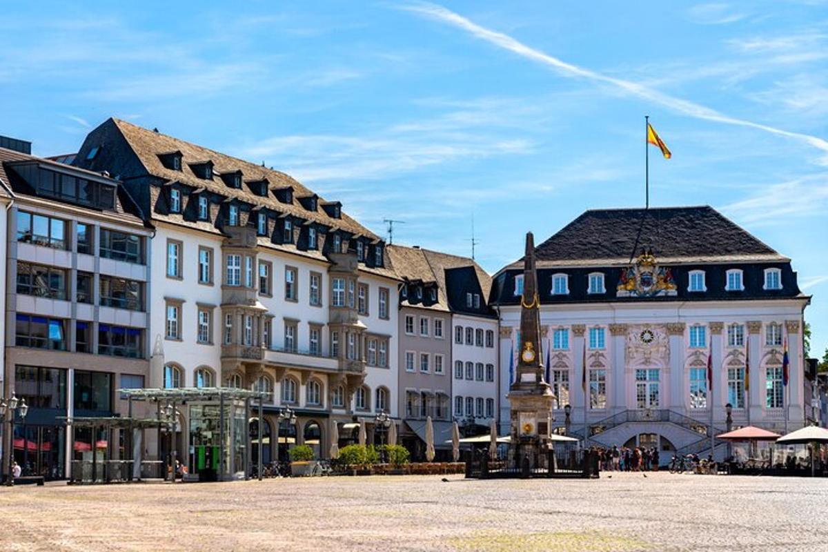 hoonete rühm väljakul lipuga