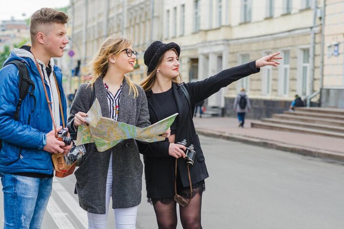 kolmest inimesest koosnev grupp vaatab tänavat