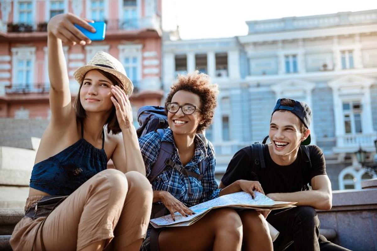 un gruppo di tre persone sedute una accanto all'altra
