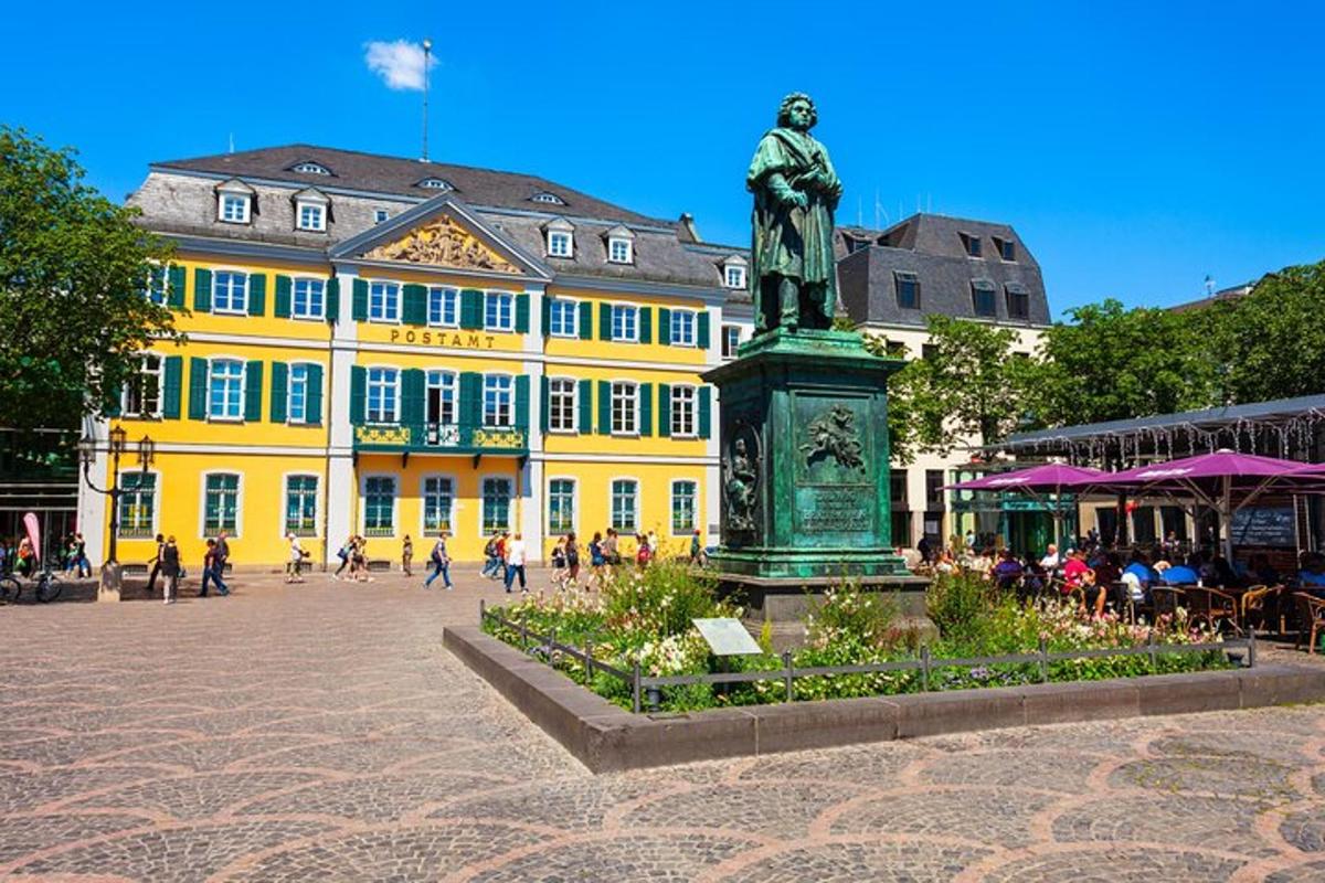 una estàtua davant d'un edifici groc