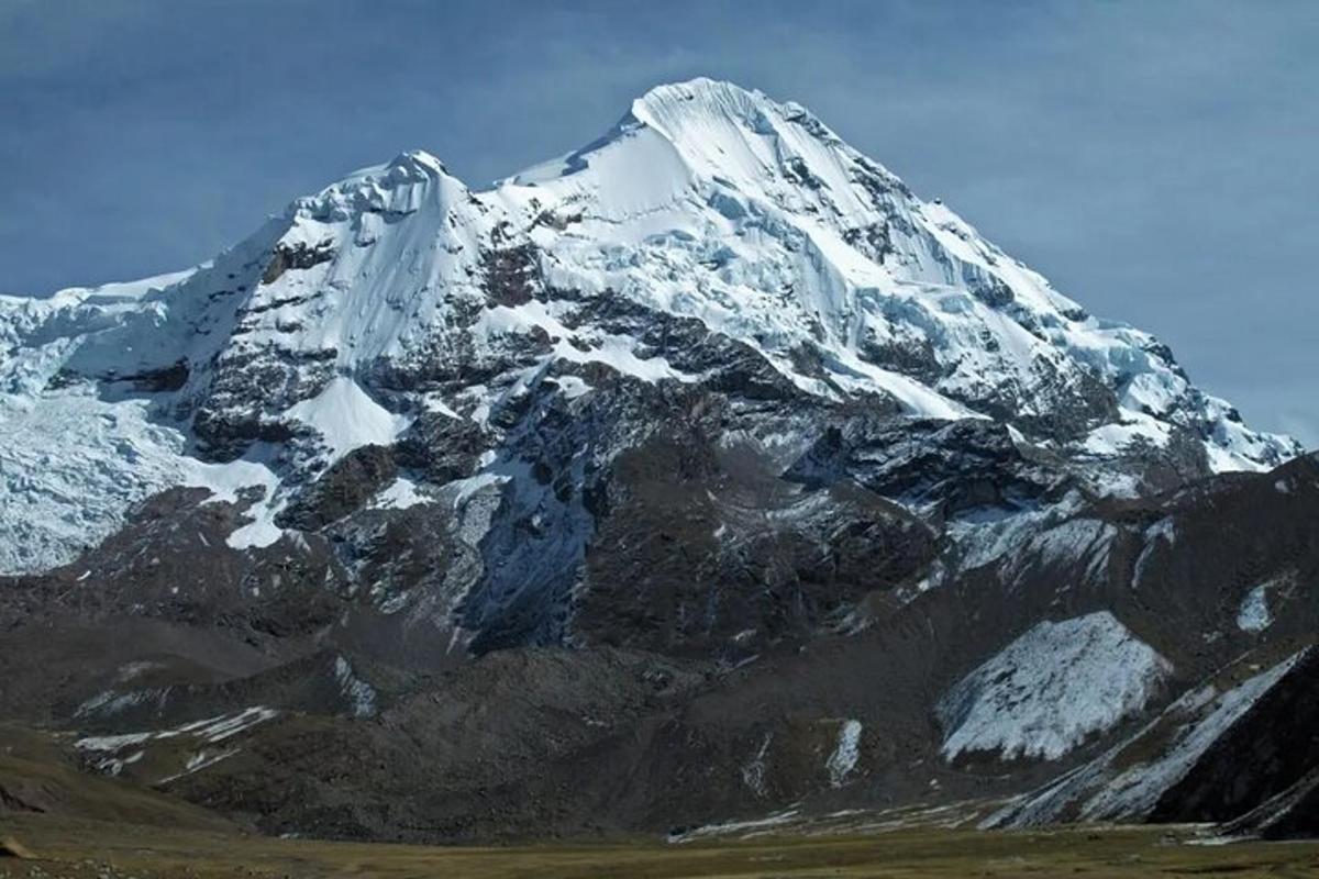 uma montanha coberta de neve com um céu azul