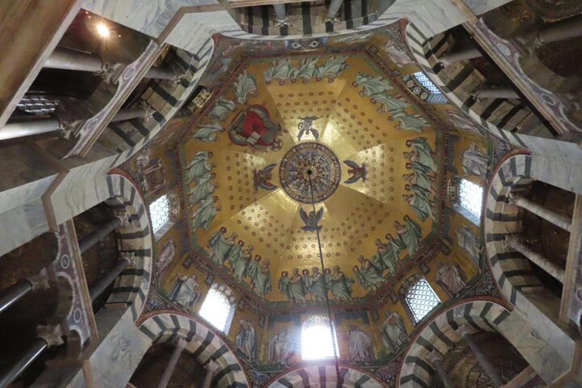 una vista del soffitto di una chiesa