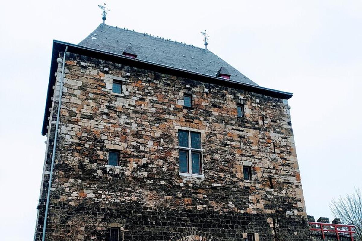 un alto edificio di mattoni con una finestra