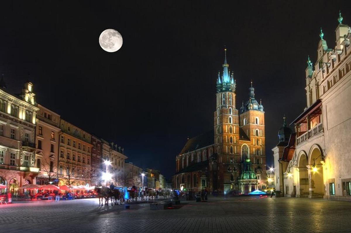 Una calle de la ciudad por la noche con luna llena