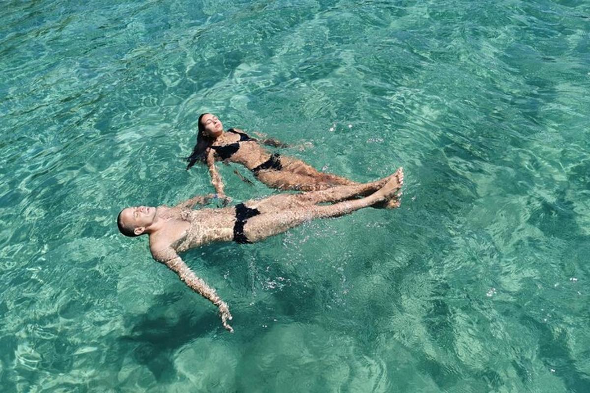due persone che galleggiano nell'acqua dell'oceano