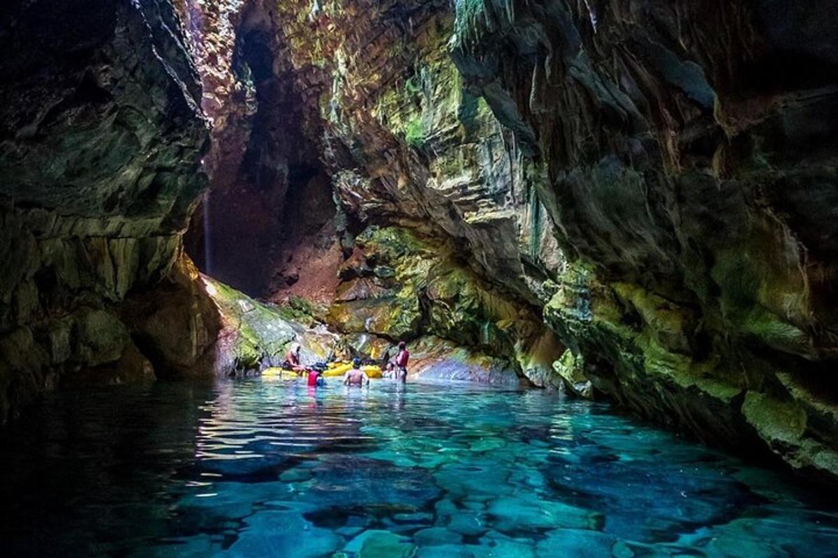 un gruppo di persone nell'acqua in una grotta
