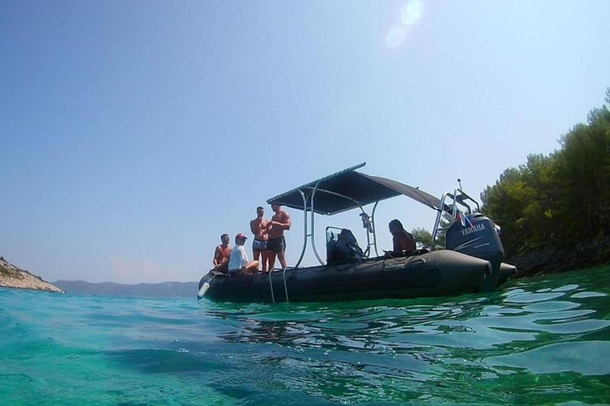 un gruppo di persone su una zattera in acqua