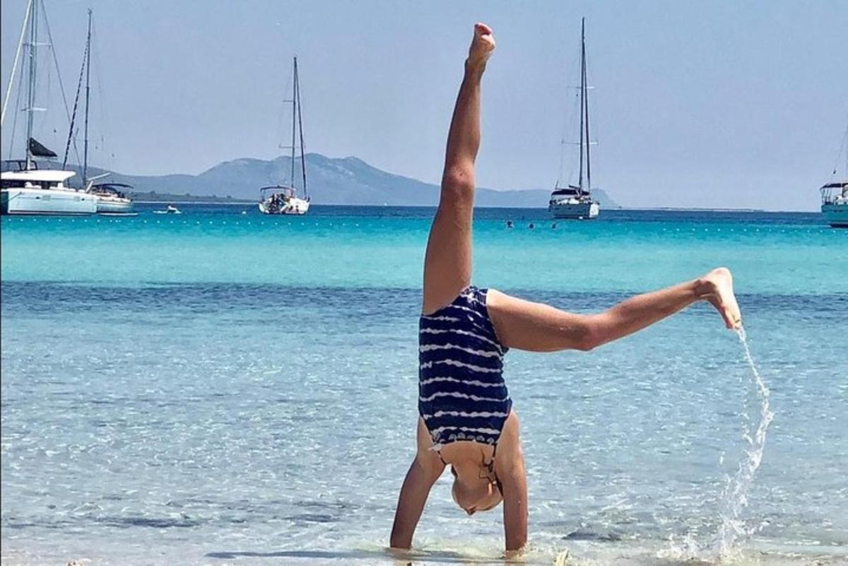 un uomo in piedi nell'acqua sulla spiaggia