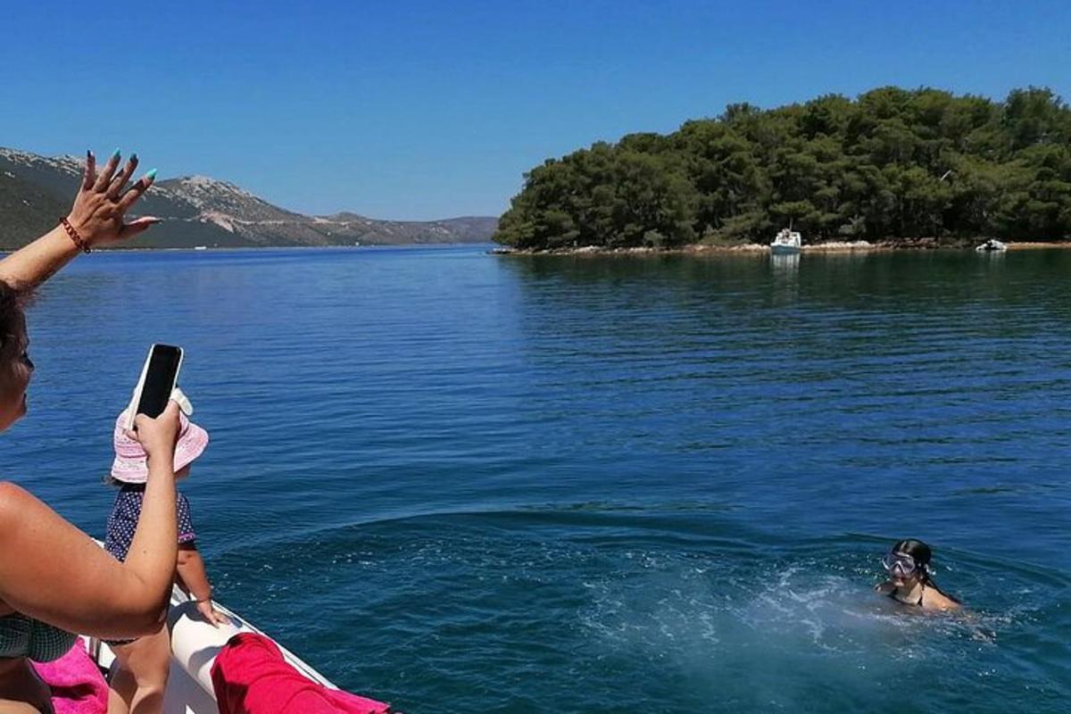 un gruppo di persone che scatta foto di una persona in acqua