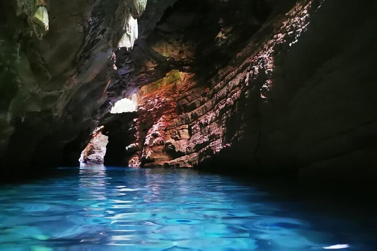 una vista di una grotta con acqua blu al suo interno
