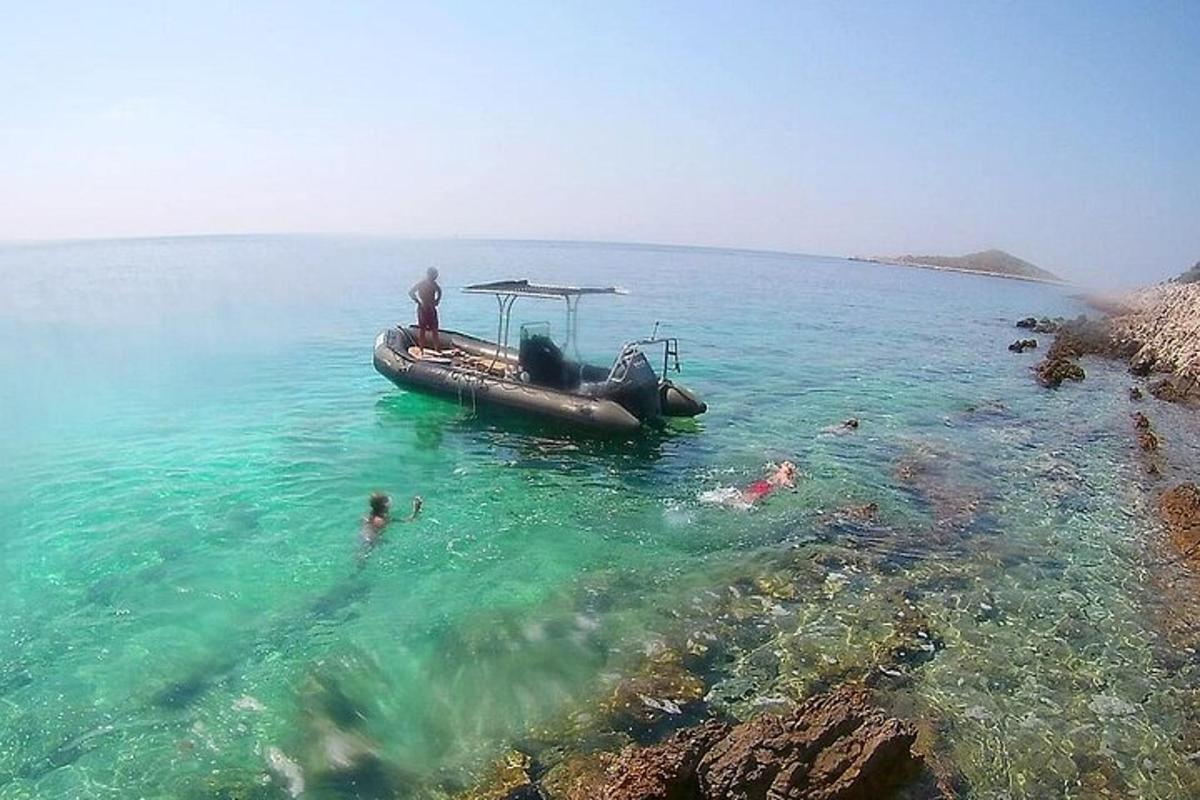 un gruppo di persone in acqua vicino a una barca