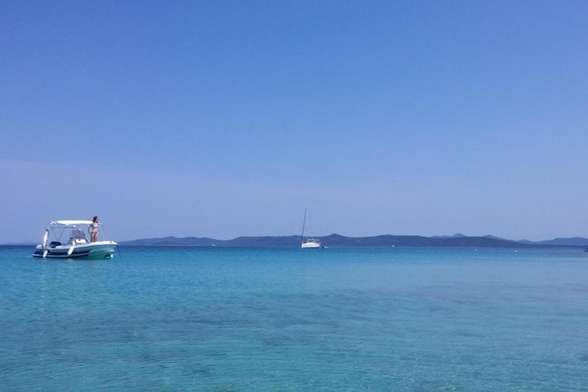una barca in mezzo a un grande specchio d'acqua