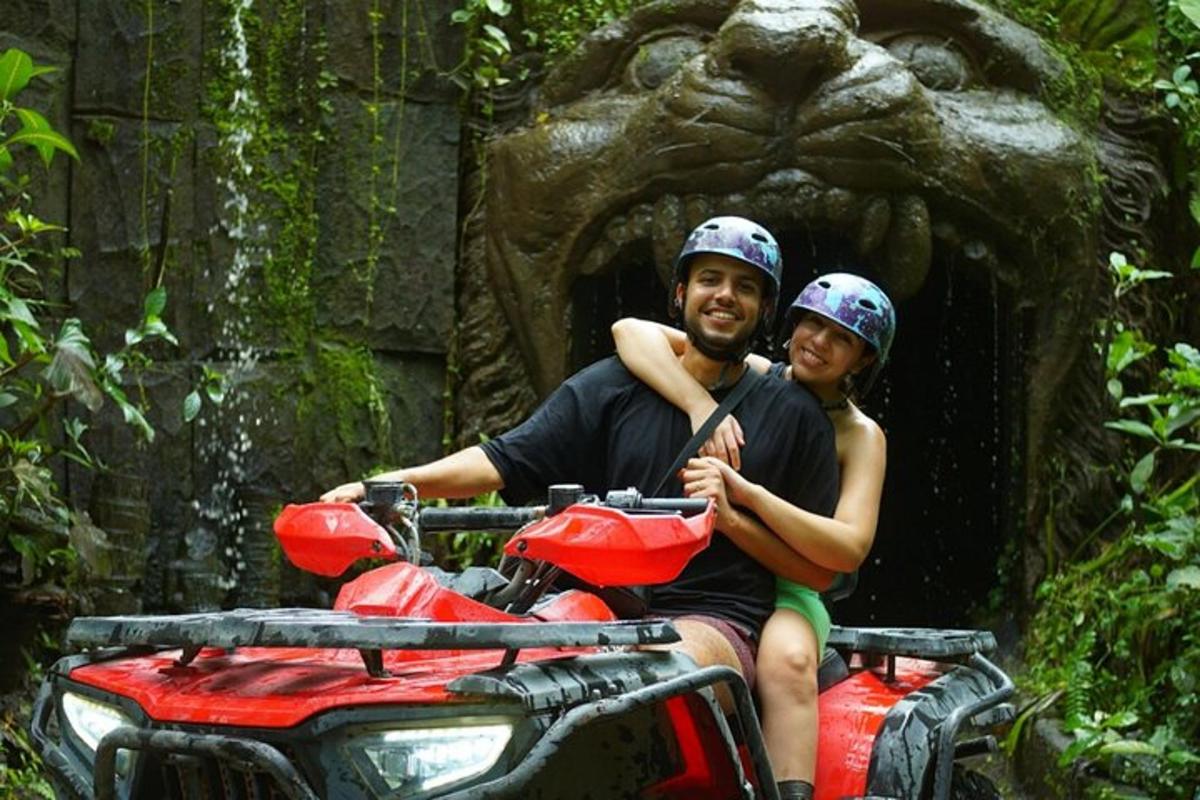 un uomo e una donna in sella a un quad