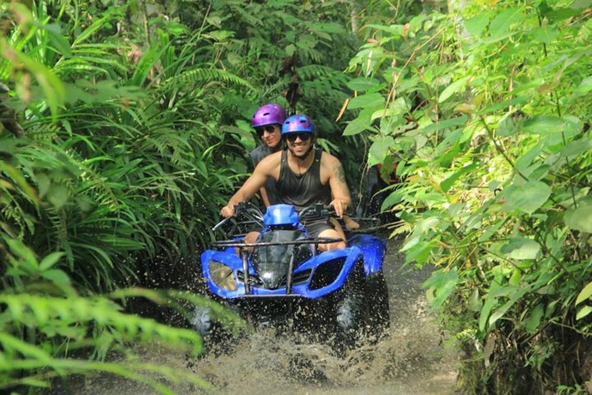 due persone in sella a una moto da cross attraverso l'acqua