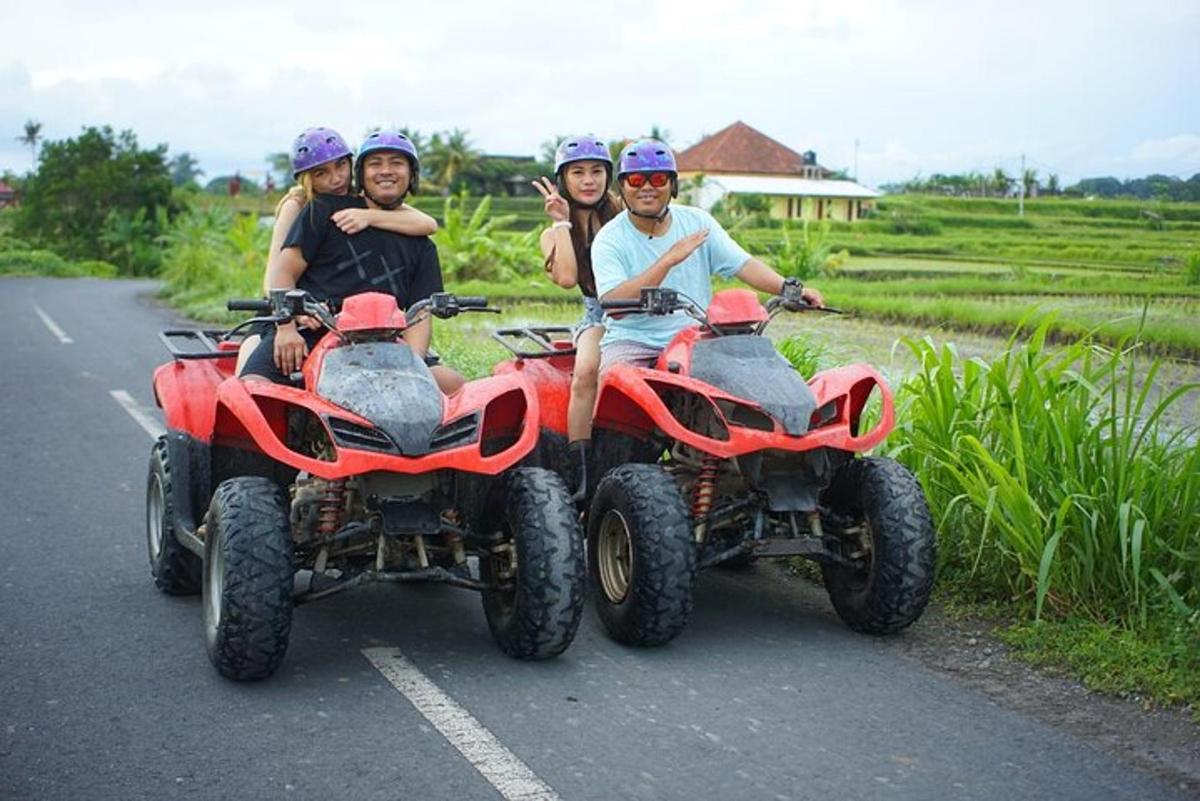un gruppo di persone che viaggiano su quad su una strada