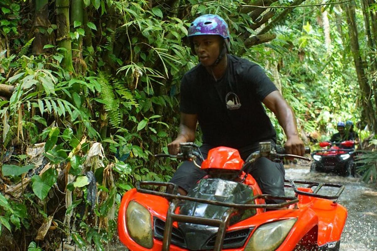seorang lelaki menunggang motosikal di dalam hutan