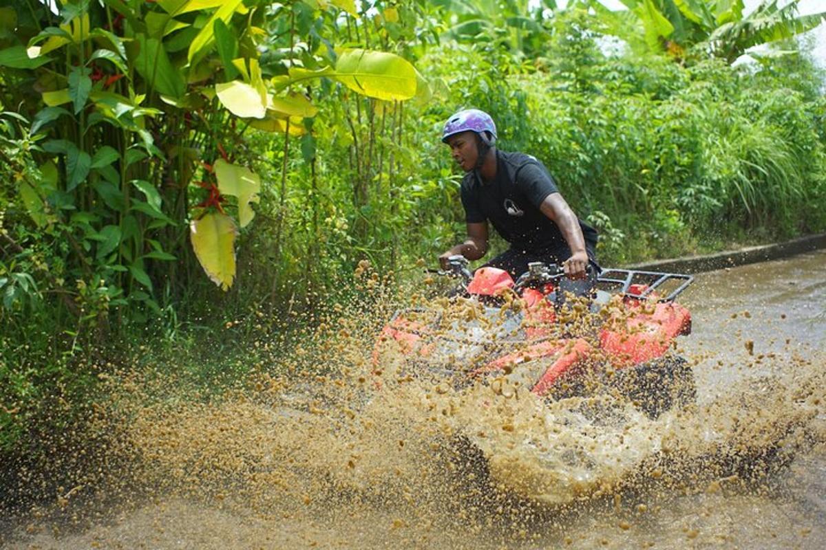 un uomo che guida una moto da cross nel fango