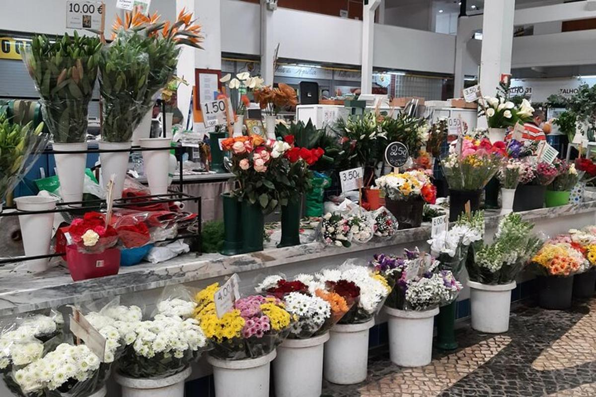 một cửa hàng hoa có nhiều loại hoa khác nhau