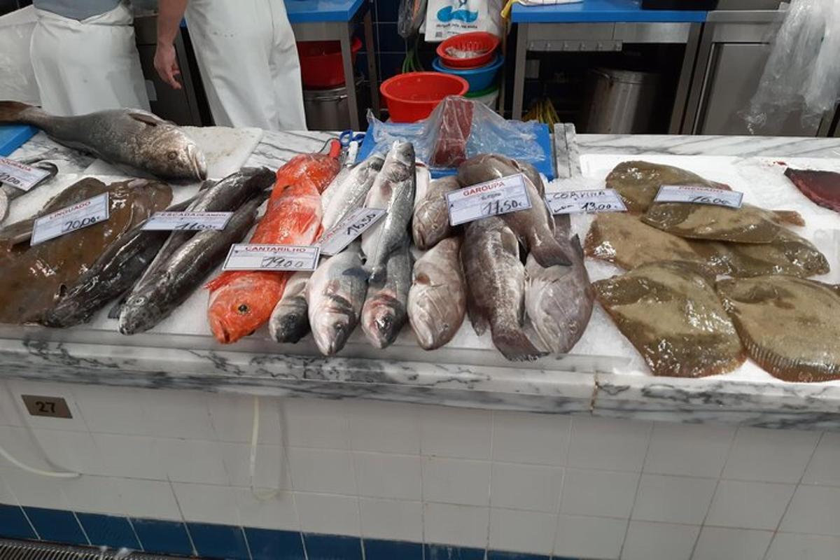 một loạt các loại cá khác nhau trên bàn