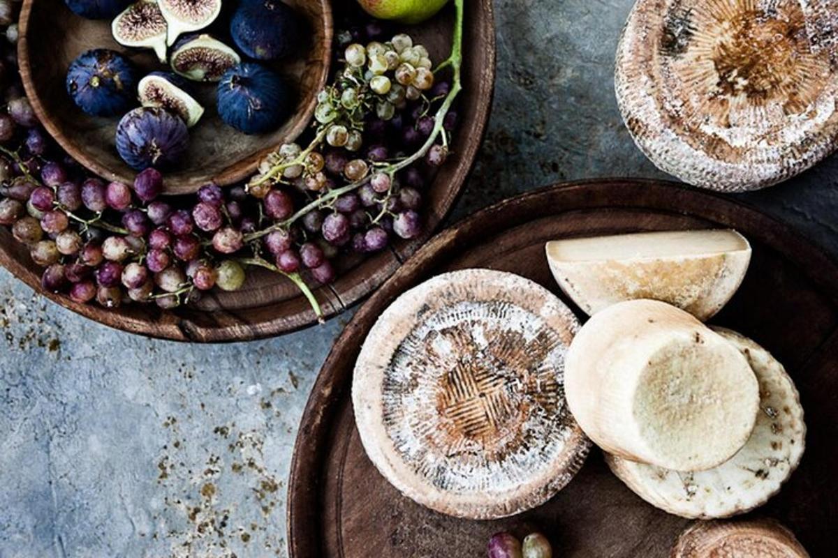 meja dengan dua pinggan makanan dengan buah-buahan dan sayur-sayuran