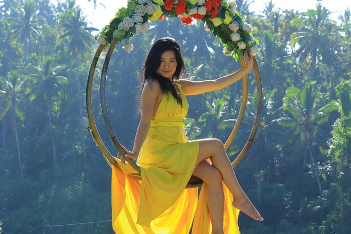 una donna in un vestito giallo seduta su un cerchio