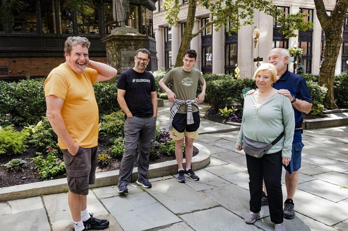 grupp inimesi, kes seisavad hoone ees