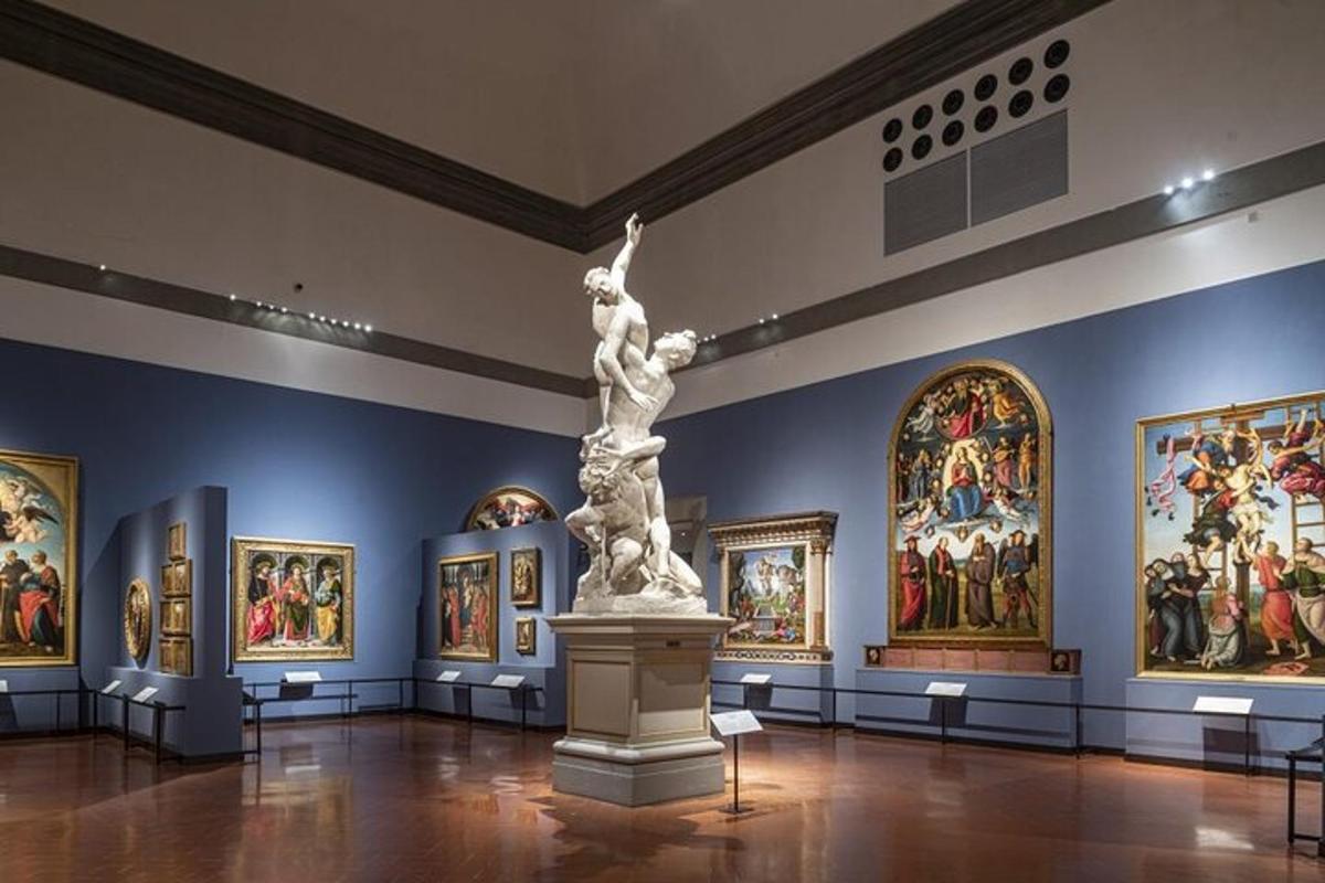 muzeum se sochou uprostřed místnosti s obrazy