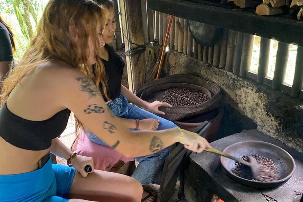 due donne che cucinano il cibo in una padella su una griglia