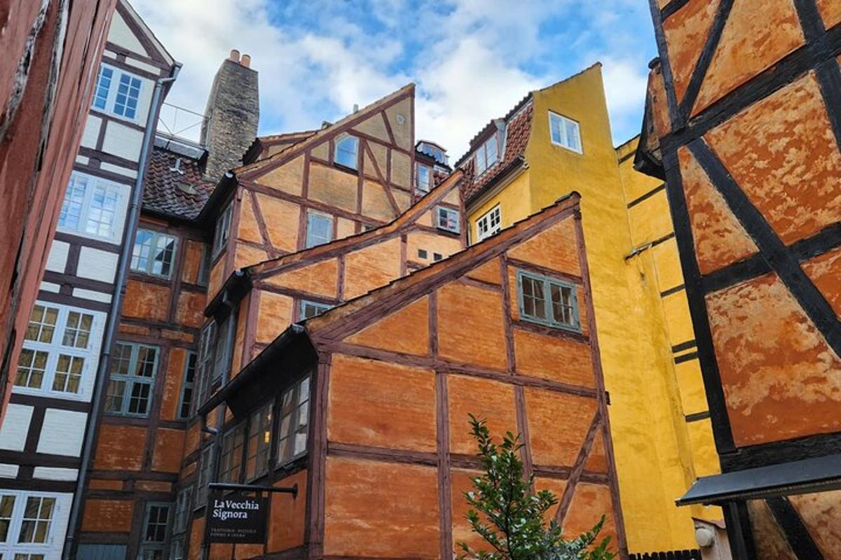 een groep oude gebouwen in een stad