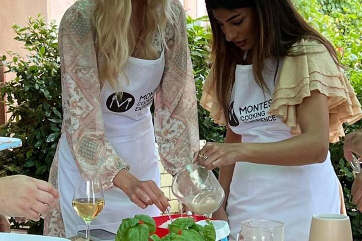 due donne in grembiule che preparano il cibo su un tavolo