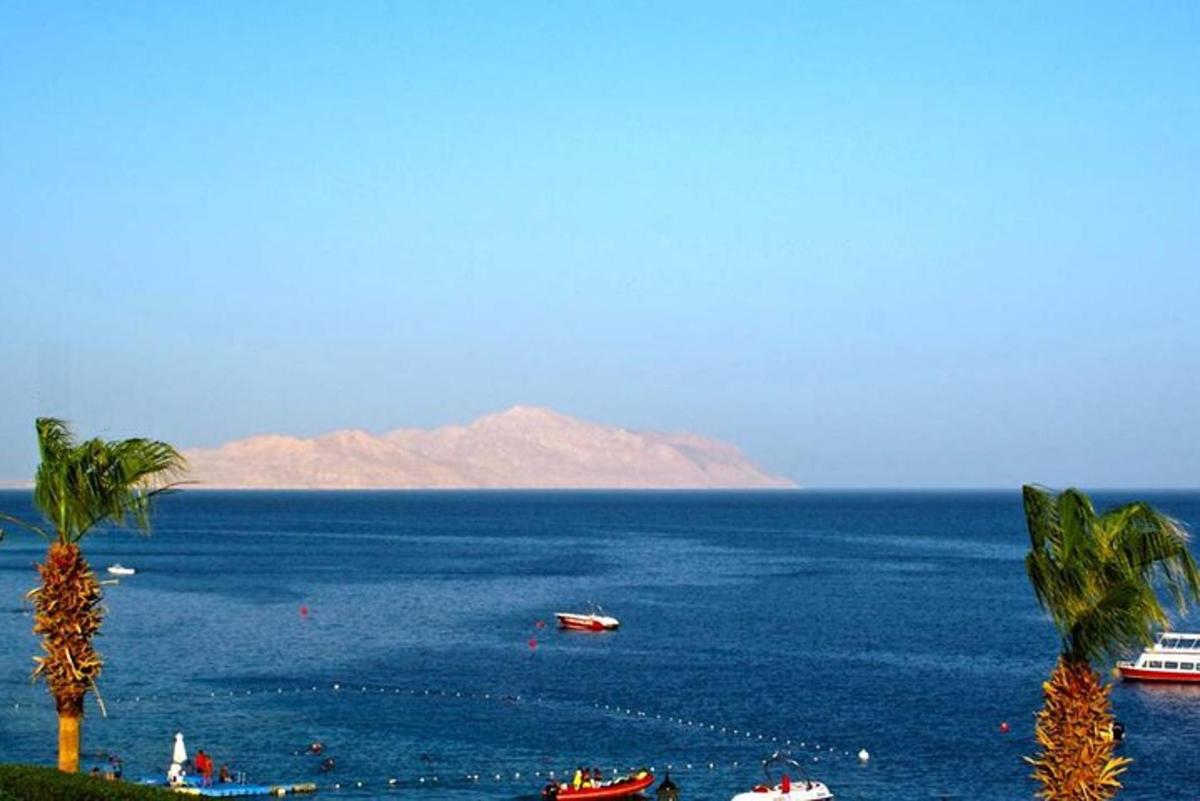pemandangan perairan besar dengan perahu