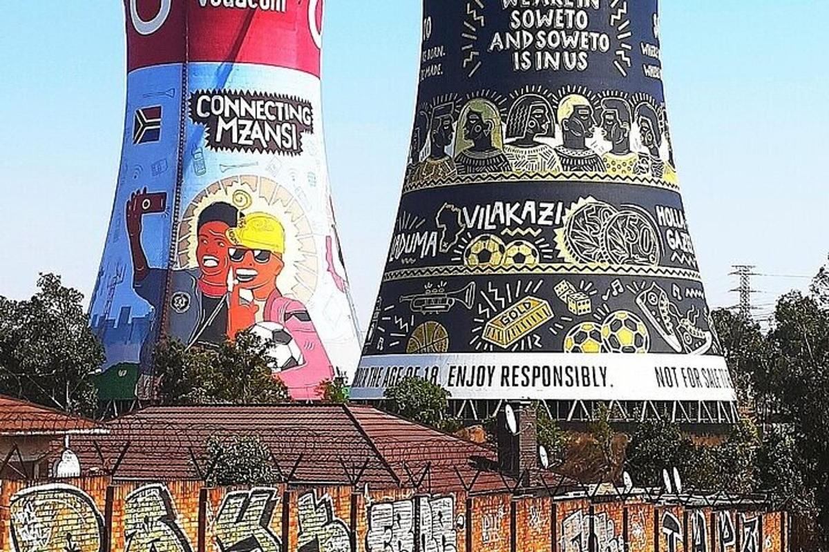 δύο ψηλοί πύργοι με αφίσες πάνω τους